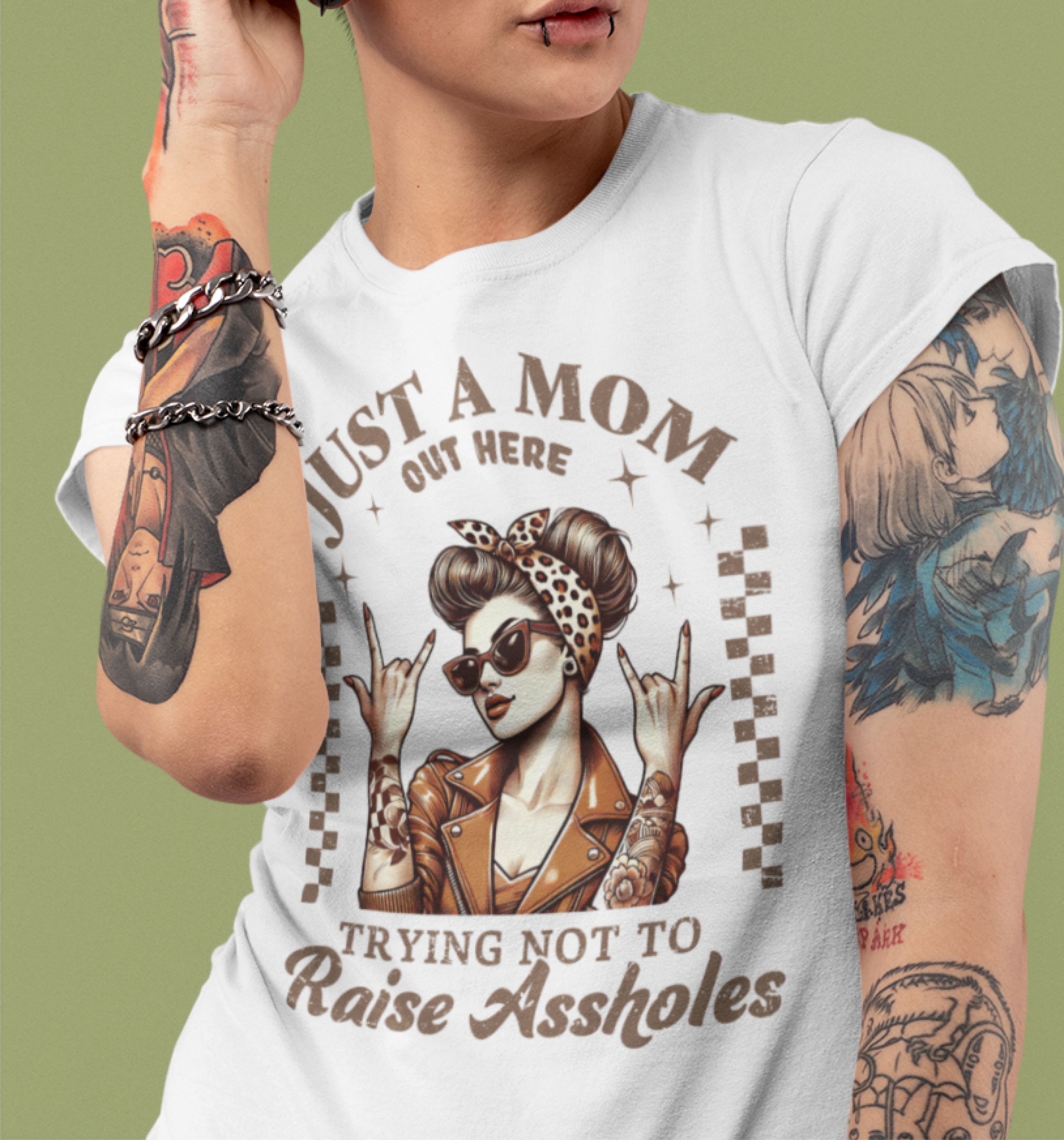 Motiv "Just a MOM" von Nicoles-Transferwelt, farbiges Design auf Transferfolie, ideal für DIY-Bastelprojekte.