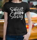 Motivbild mit Sweeat und Sassy Design von Nicoles-Transferwelt, farbenfrohe grafische Illustration auf weißem Hintergrund