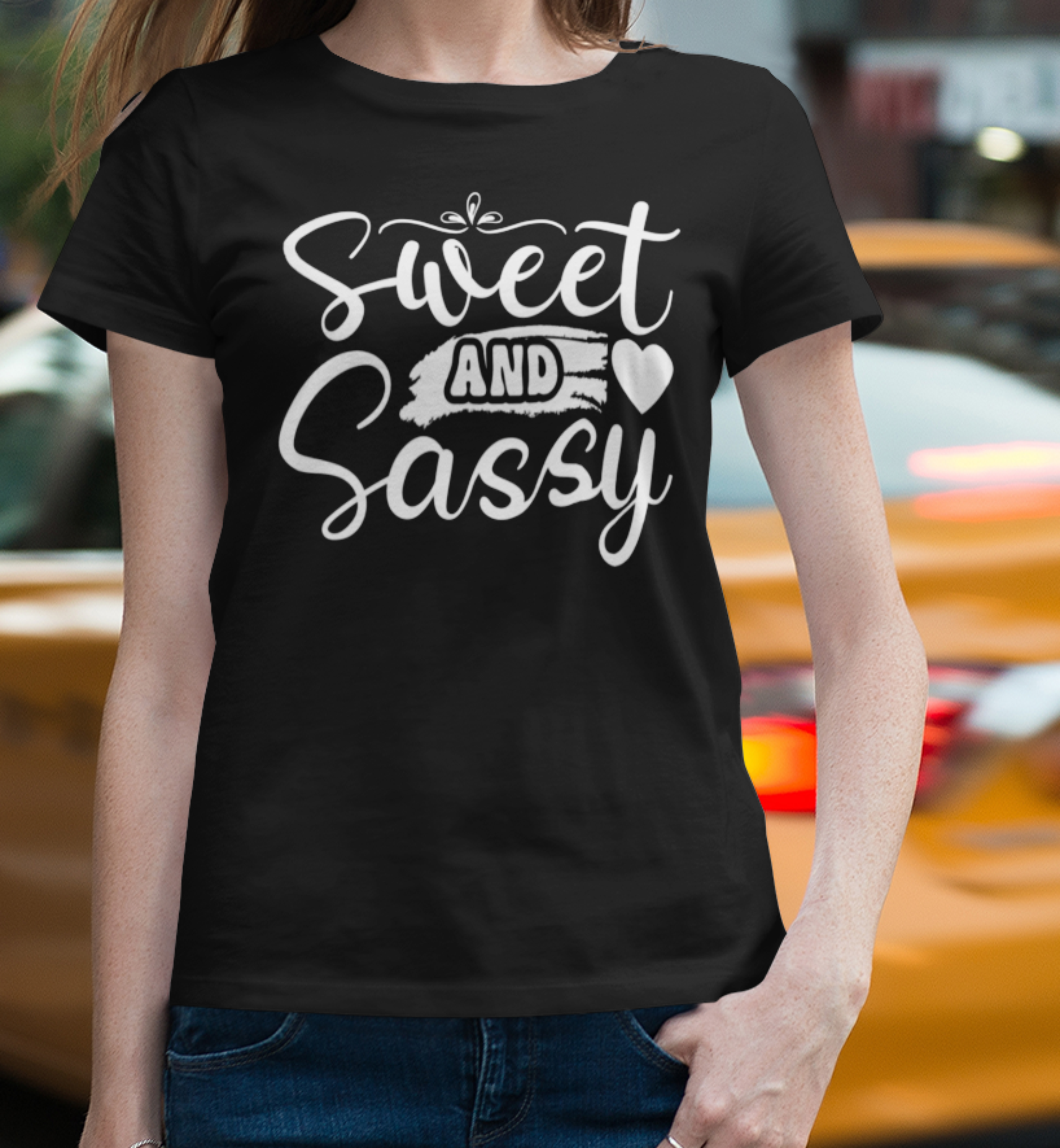 Motivbild mit Sweeat und Sassy Design von Nicoles-Transferwelt, farbenfrohe grafische Illustration auf weißem Hintergrund