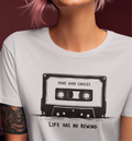 Schwarze Kassette mit Motiv "Life has no rewind" von Nicoles-Transferwelt, detaillierte Ansicht des Kassetten-Designs