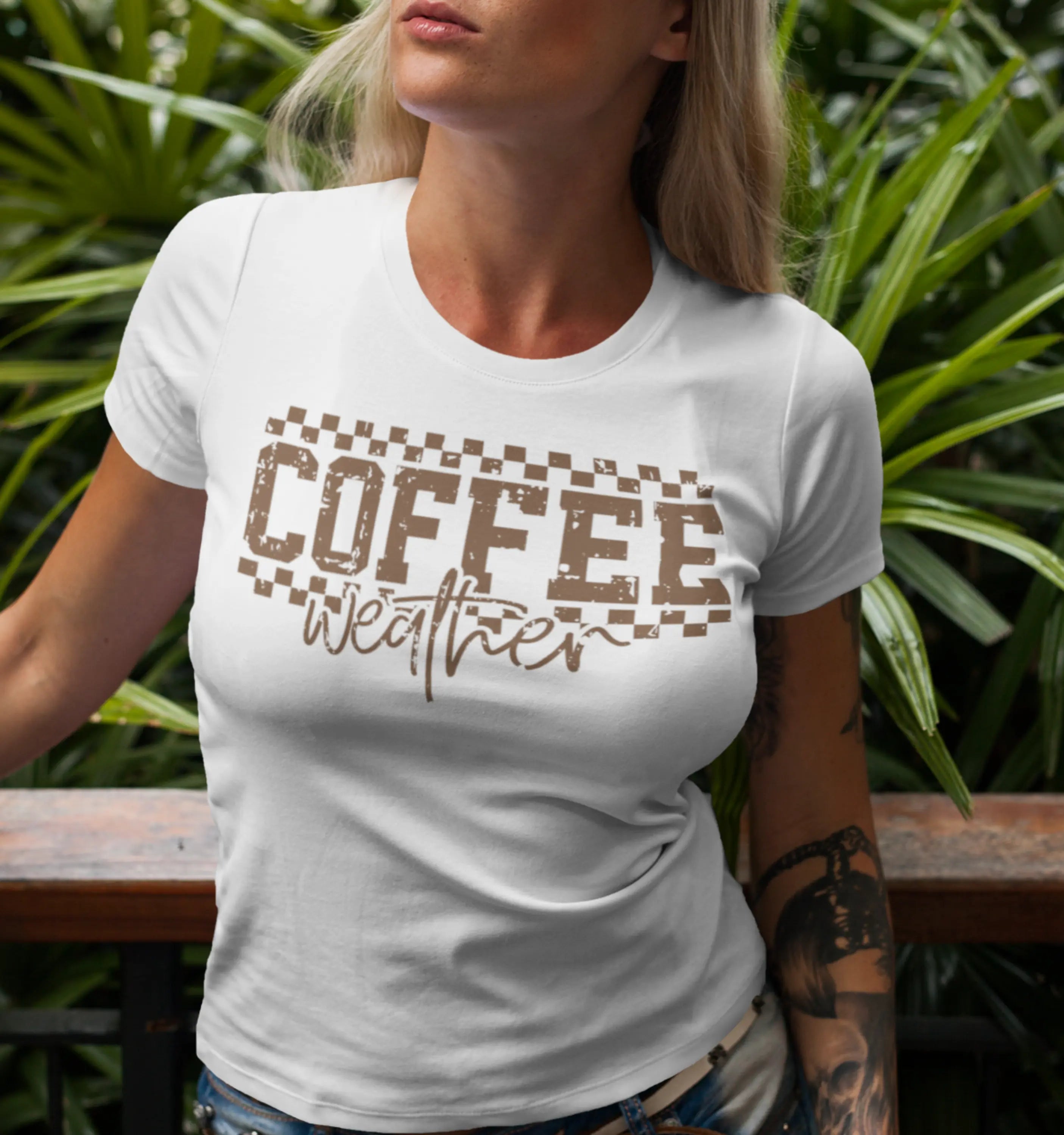 Motiv mit Kaffeemotiv "Coffee Weather" von Nicoles-Transferwelt, zeigt eine Tasse Kaffee und Wetterelemente, ideal für Kaffee-Liebhaber