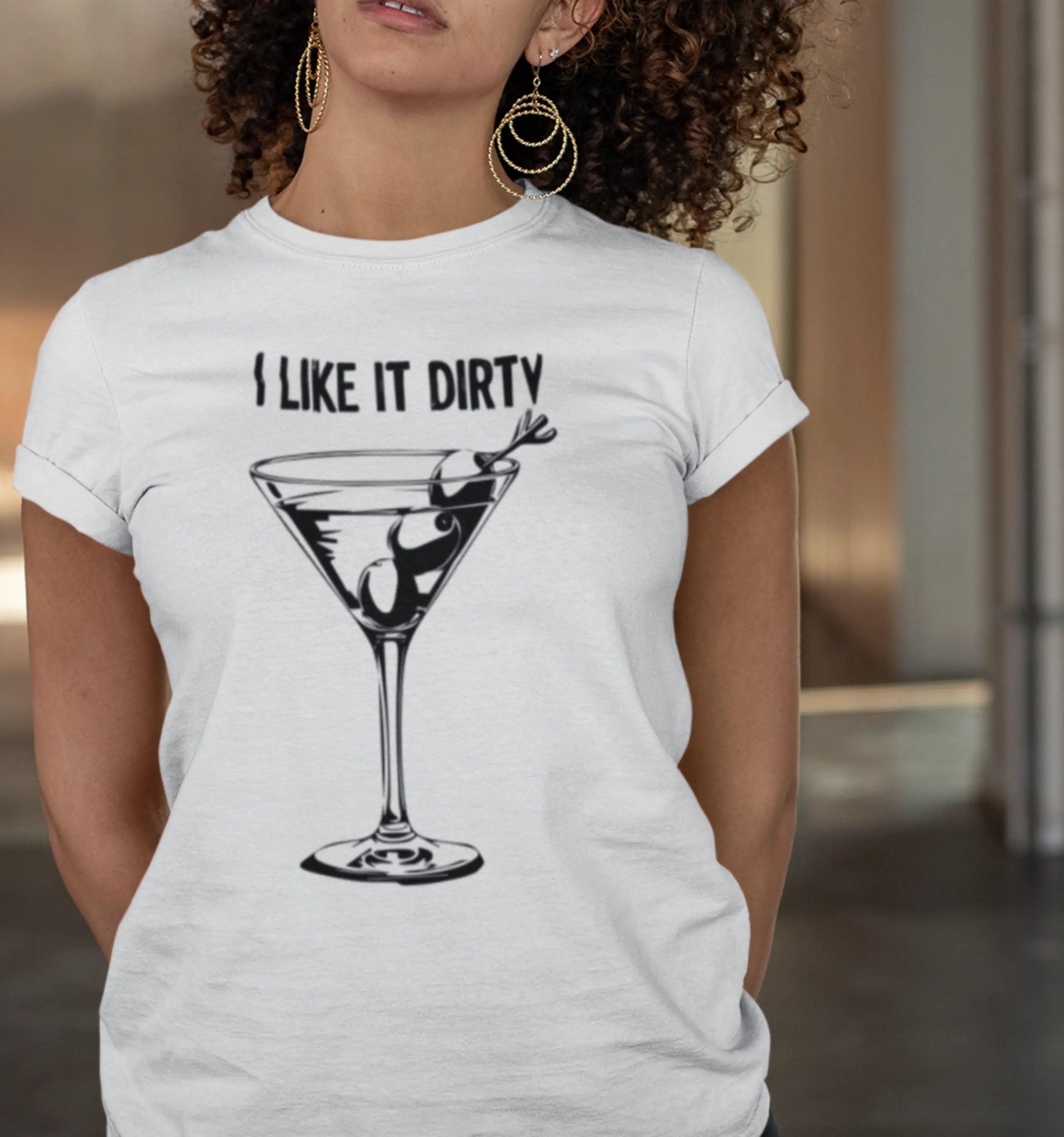 Motivbild mit schwarzen Martini-Gläsern und dem Schriftzug "I like it Dirty" von Nicoles-Transferwelt, auf dunklem Hintergrund.