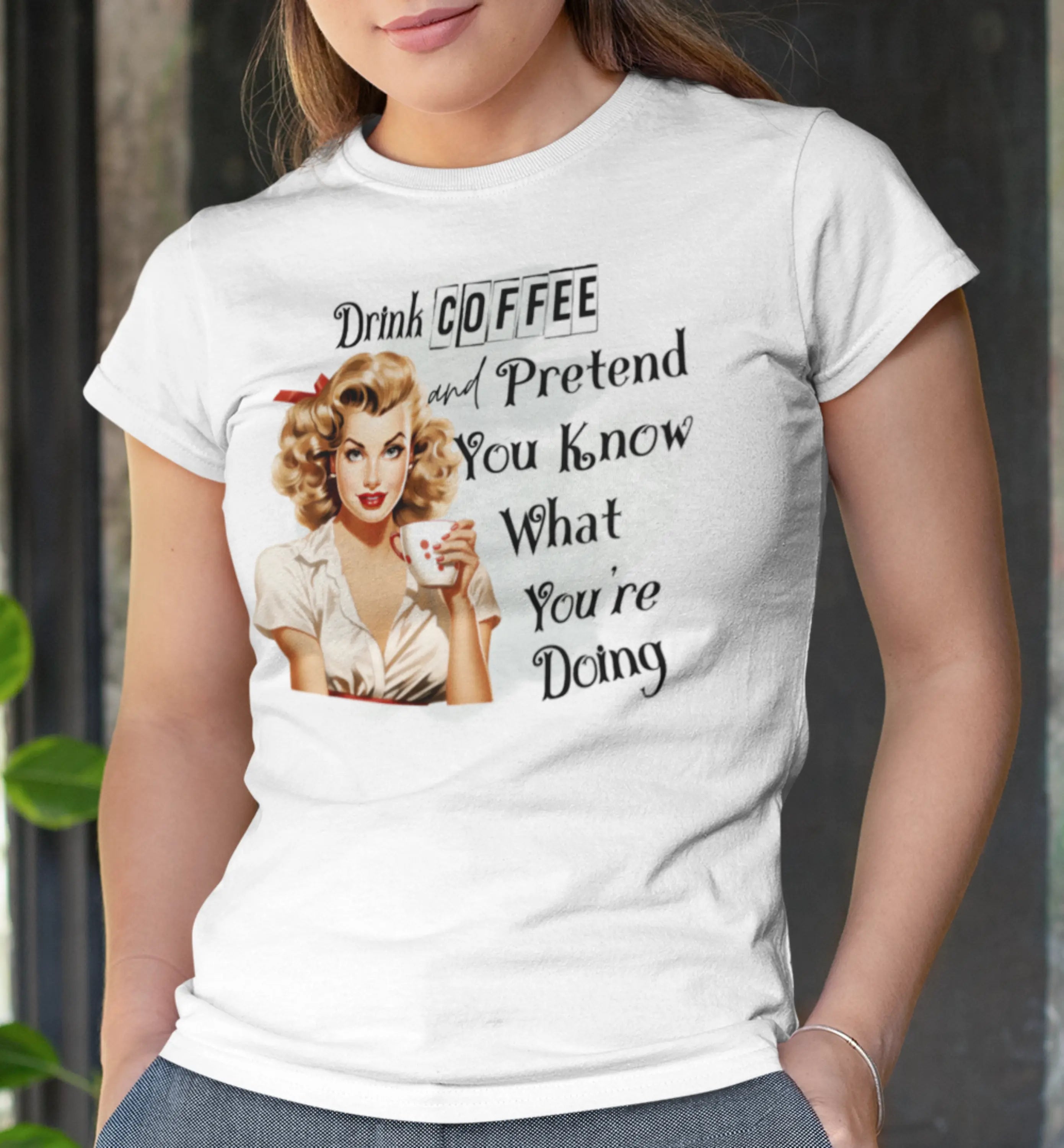 Motivbild von einer Tasse Kaffee auf einem Tisch, designed von Nicoles-Transferwelt, ideal für Kaffeeliebhaber und Dekorationszwecke