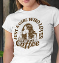 Mädchen mit Kaffeetasse Motiv von Nicoles-Transferwelt, farbenfrohes Kaffee-Design auf Stoff oder Papier.