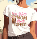 Hintergrund mit Motiv "Coffee Mom" von Nicoles-Transferwelt, zeigt eine stilisierte Mutter mit Kaffeetasse auf hellem Hintergrund.