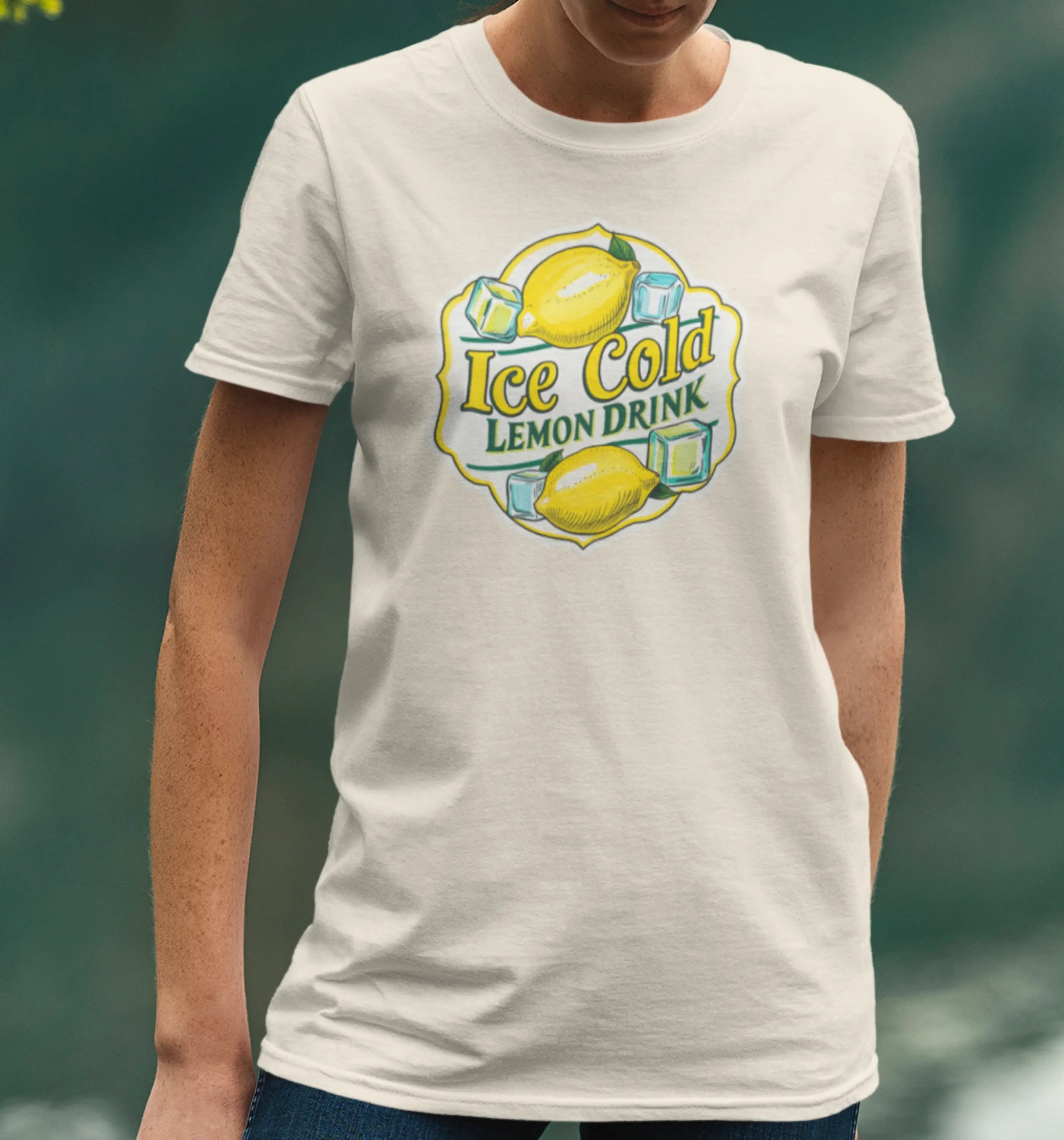 Eisgekühltes Zitronengetränk mit Motiv-Design von Nicoles-Transferwelt, erfrischend und sommerlich auf einem weißen Hintergrund.