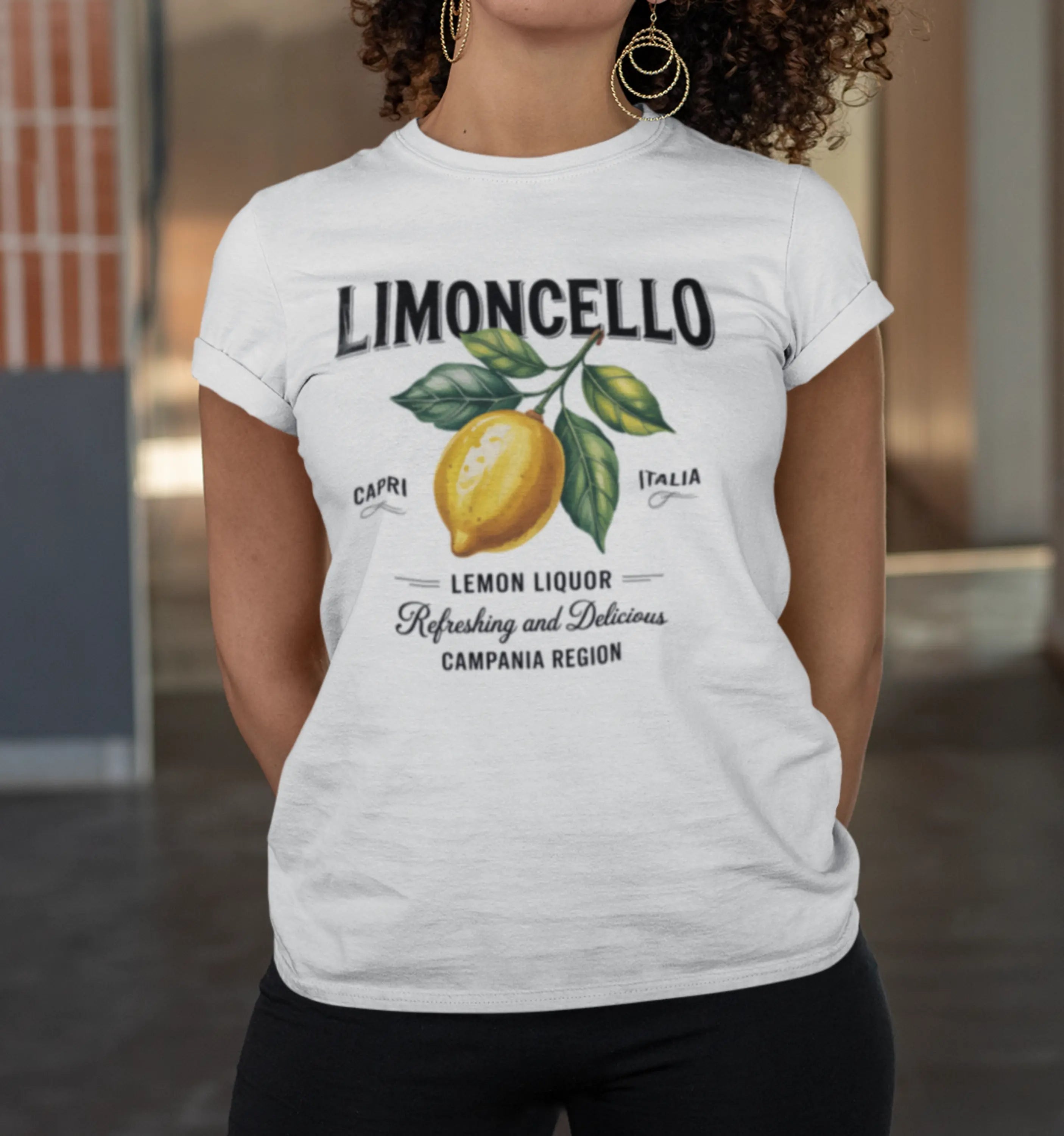 Motivbild von Limoncello-Flasche auf hellem Hintergrund, Design von Nicoles-Transferwelt, frisches italienisches Zitronenmotiv