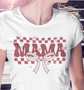 MAMA Motiv von Nicoles-Transferwelt, kreative Applikation auf Text, mit klaren Buchstaben und stilvollem Design auf weißem Hintergrund.