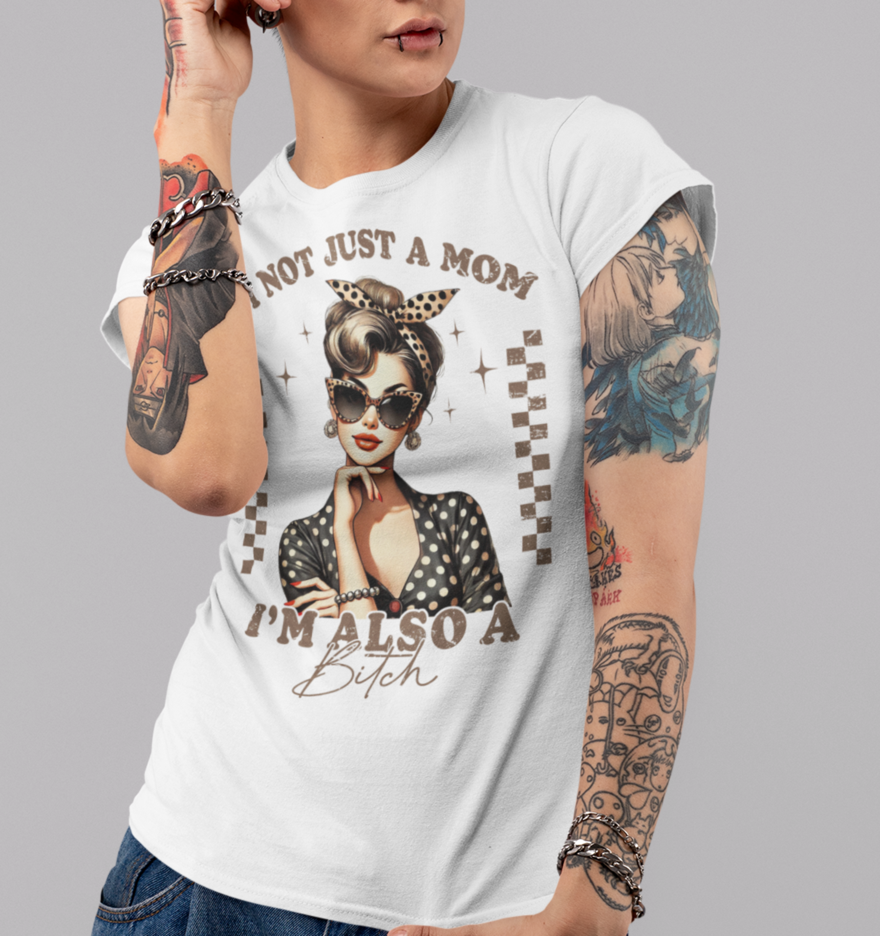 Motivbild mit dem Spruch "Mom also a Bitch" von Nicoles-Transferwelt, humorvolles Design für Mutter und Tochter.