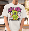 Motive NY Teddy von Nicoles-Transferwelt, detailreiche Stoffgestaltung mit New York Stadtmuster auf hellem Hintergrund