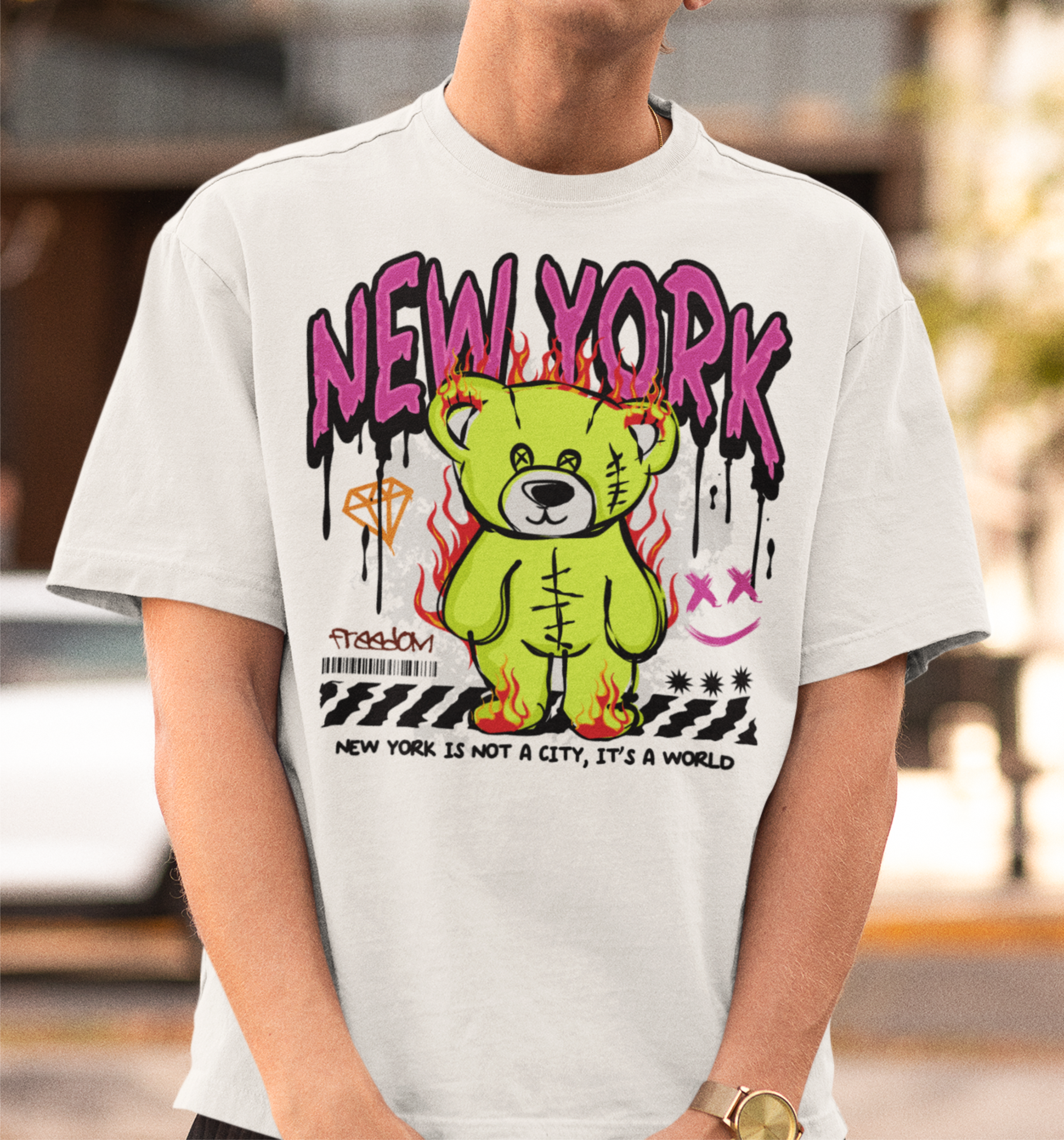 Motive NY Teddy von Nicoles-Transferwelt, detailreiche Stoffgestaltung mit New York Stadtmuster auf hellem Hintergrund