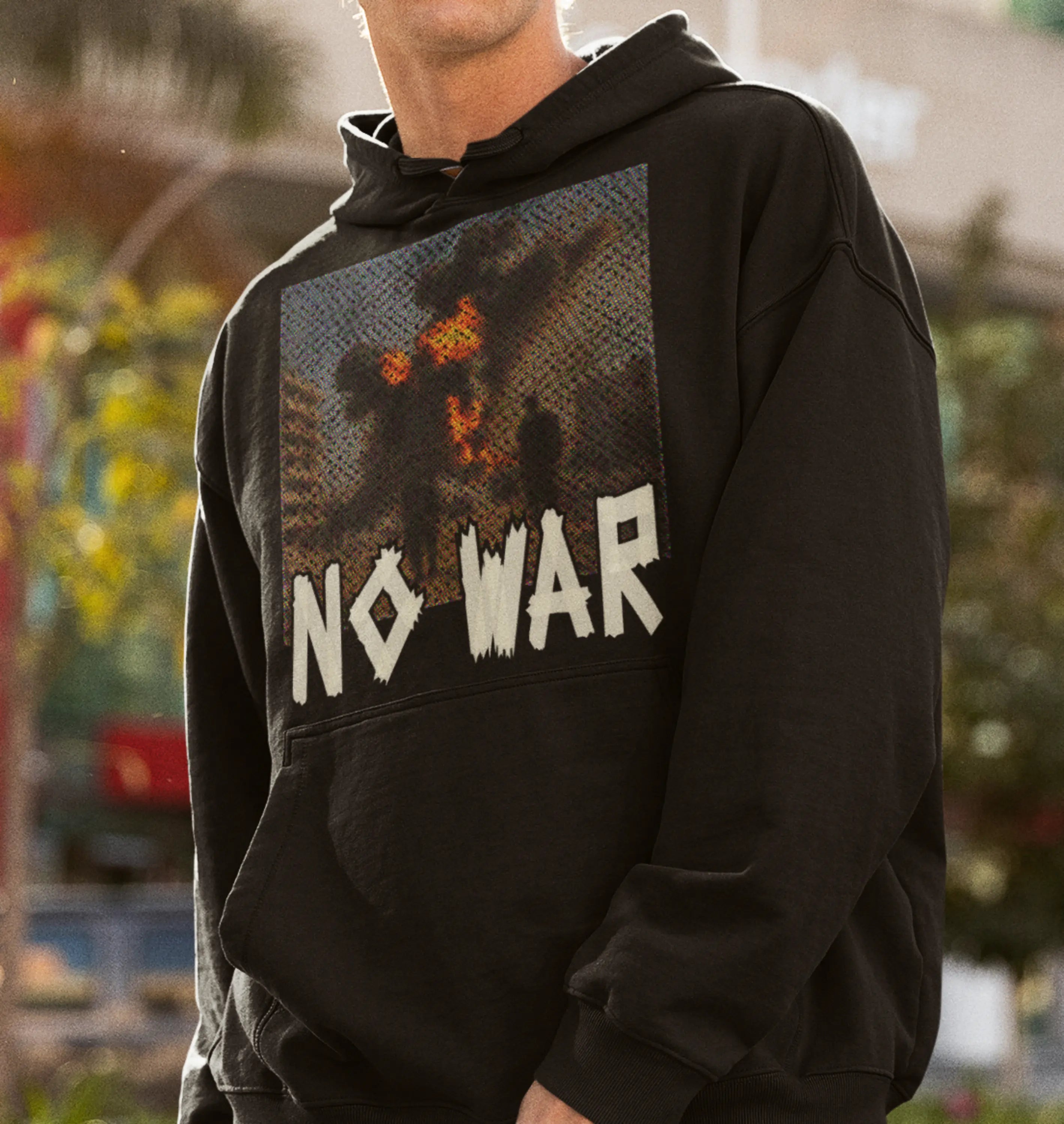 Bügelbild mit dem Motiv "NO WAR" von Nicoles-Transferwelt, klarer Schriftzug auf weißem Hintergrund, ideal für Textildekoration.