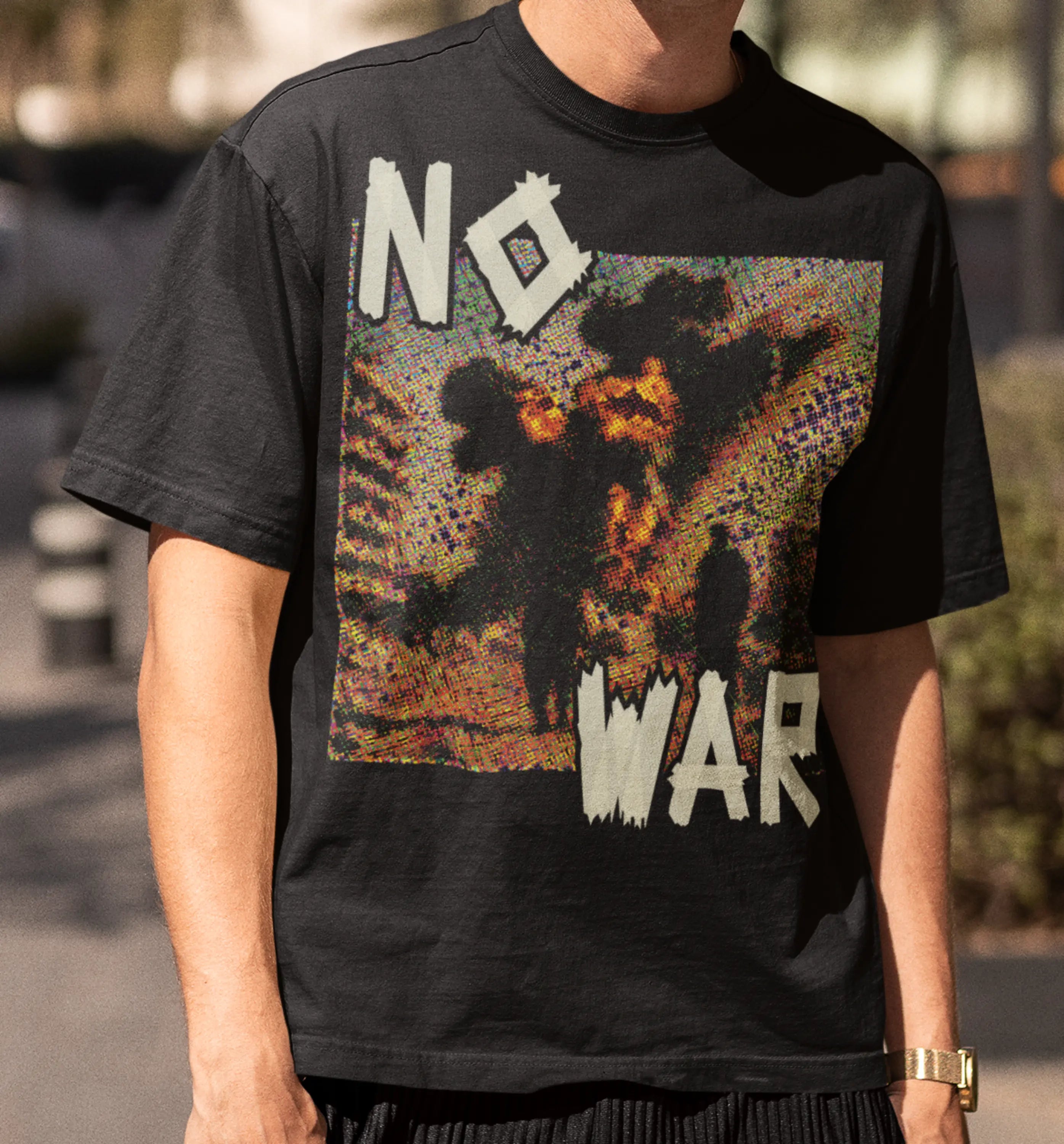 Zweizeiliges Bügelbild mit "NO WAR" Motiv von Nicoles-Transferwelt, geeignet für Textilien, auf weißem Hintergrund.