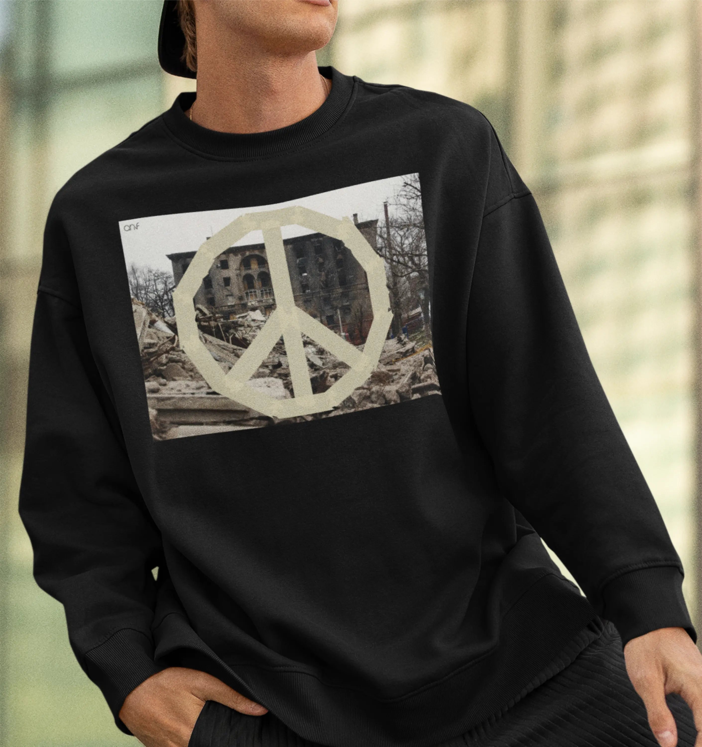 Hochhaus-Bügelbild mit Peace-Zeichen, Motiv von Nicoles-Transferwelt, zeigt ein urbanes Stadtbild mit Friedenssymbol auf Stoff.