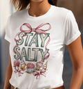 Motivbild mit dem Schriftzug "Stay Salty" von Nicoles-Transferwelt, schwarzer Hintergrund, dekoratives Motiv für Salzwasserliebhaber