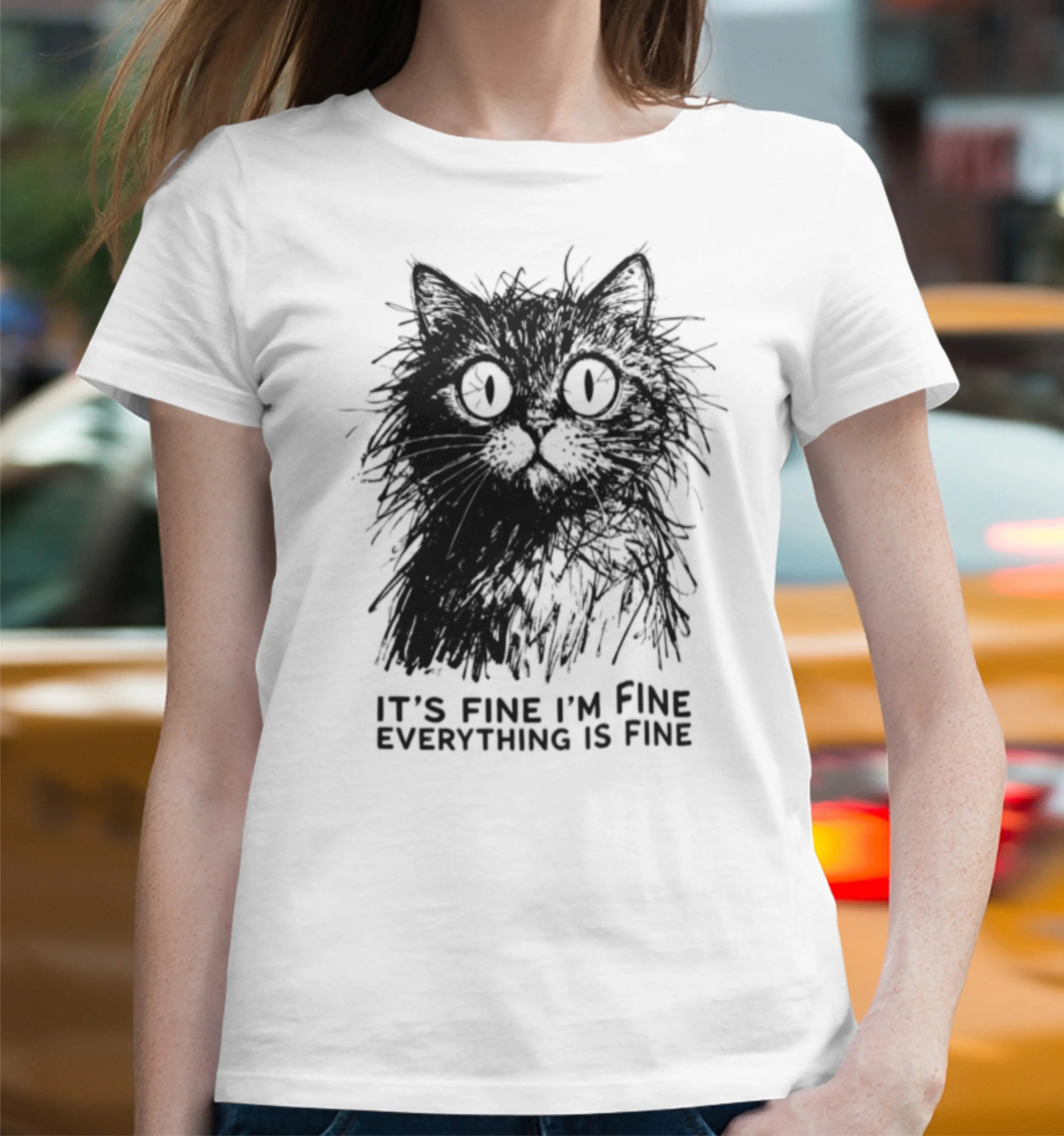 Schwarz-weißes Katzenmotiv "It’s Fine" von Nicoles-Transferwelt, detailreiche Illustration auf Stoff.
